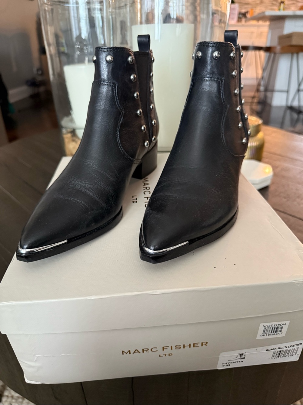 Marc Fisher LTD Yentia black
Chelsea Boot